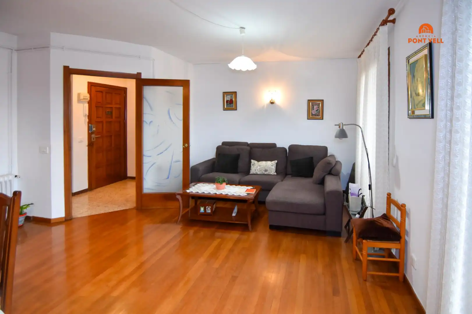 Sala d'estar de Pis en venda en La Bisbal d'Empordà amb Calefacció, Terrassa i Balcó