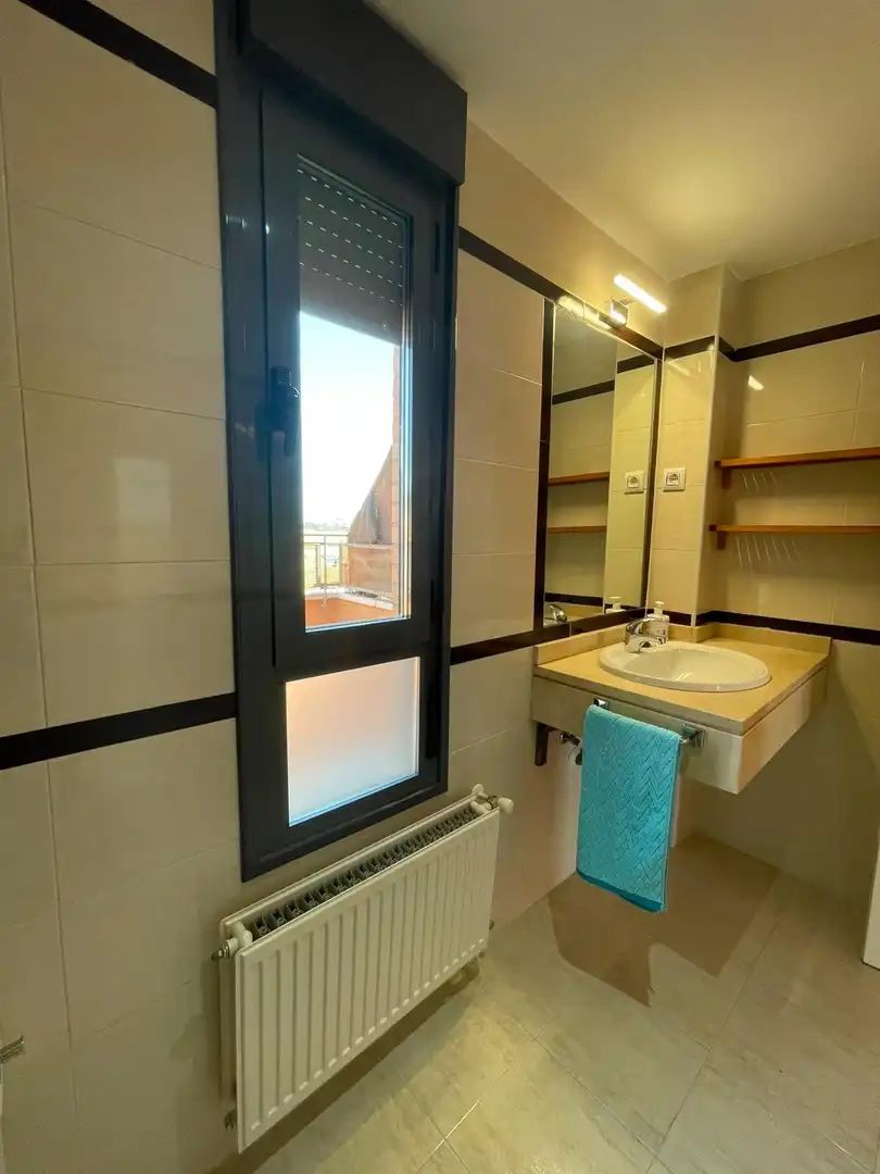 Badezimmer von Dachboden zur Miete in El Molar (Madrid) mit Heizung, Terrasse und Balkon