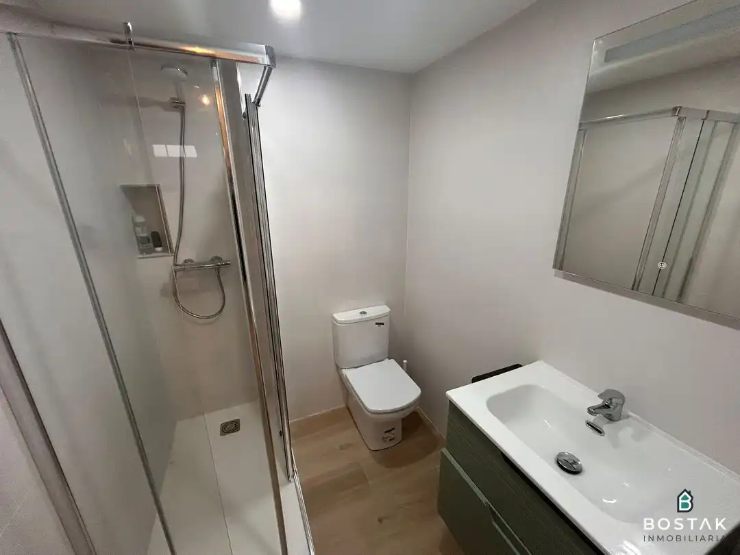Badezimmer von Geschaftsraum zum Verkauf in Bilbao  mit Möbliert