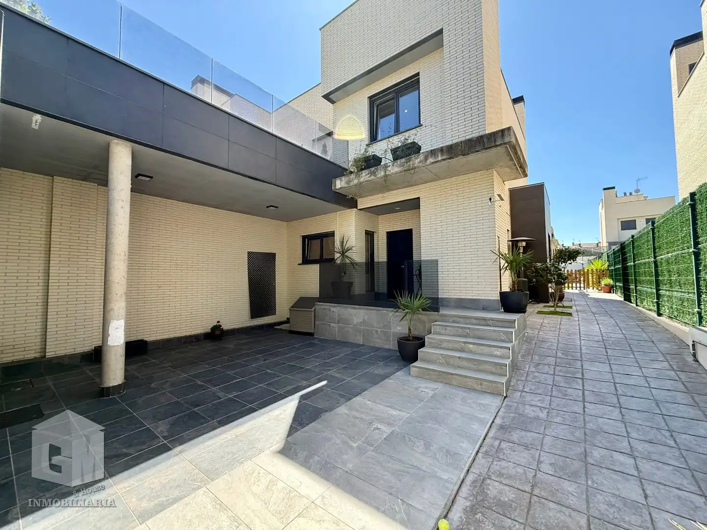 Außenansicht von Einfamilien-Reihenhaus zum Verkauf in Arroyomolinos (Madrid) mit Klimaanlage, Heizung und Privatgarten