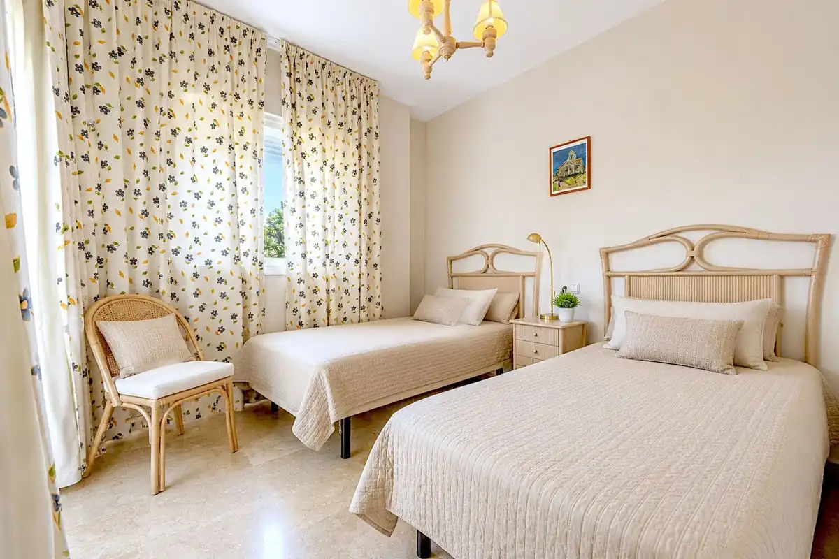 Dormitori de Apartament en venda en Motril amb Aire condicionat, Calefacció i Jardí privat