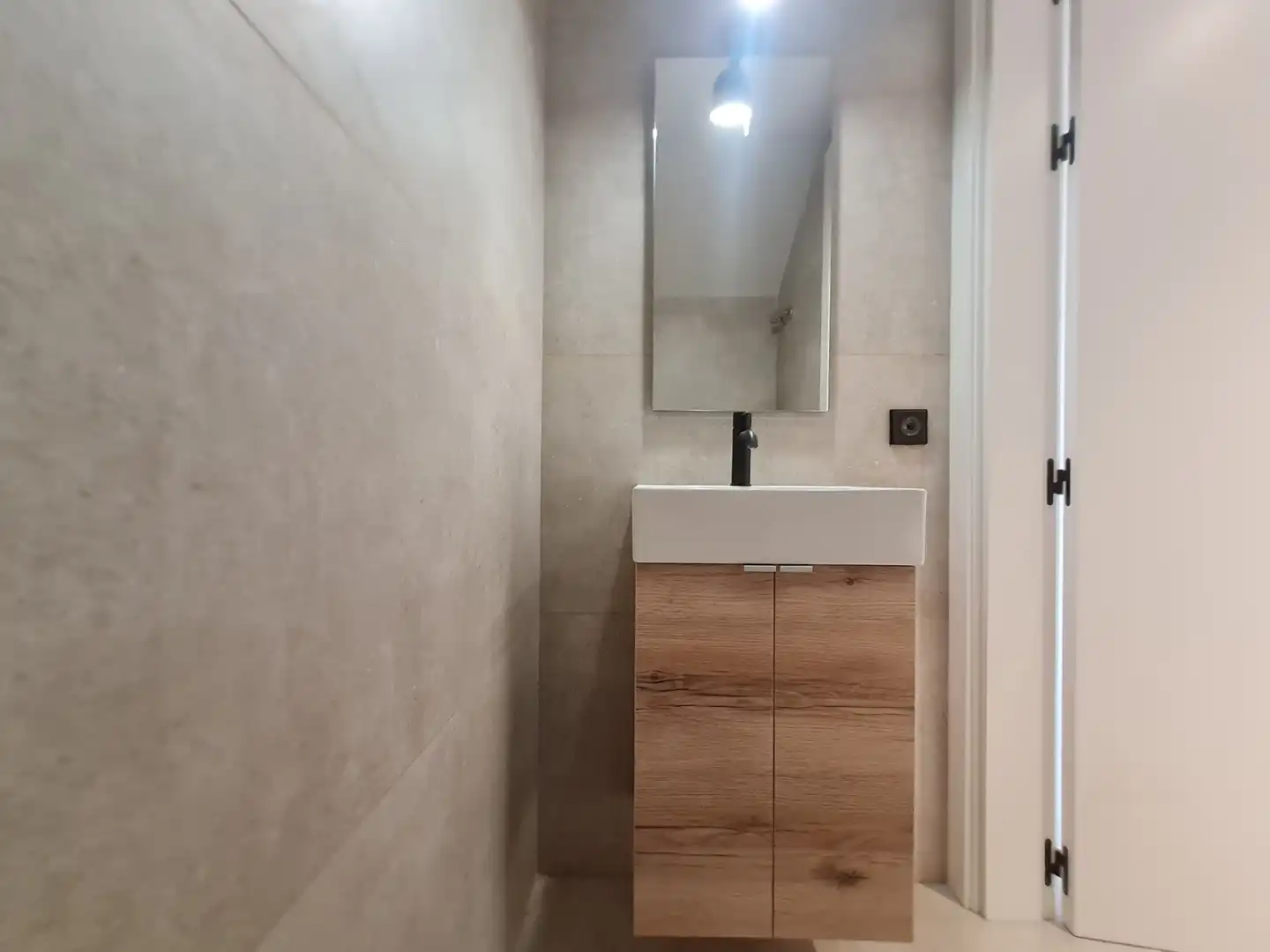 Badezimmer von Einfamilien-Reihenhaus zum Verkauf in Casserres mit Klimaanlage, Heizung und Privatgarten