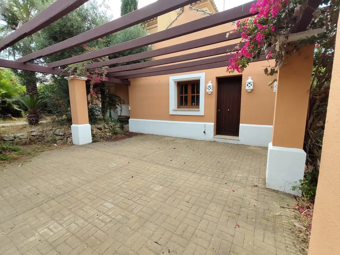 Aparcament de Casa o xalet en venda en Estepona amb Jardí privat, Terrassa i Traster