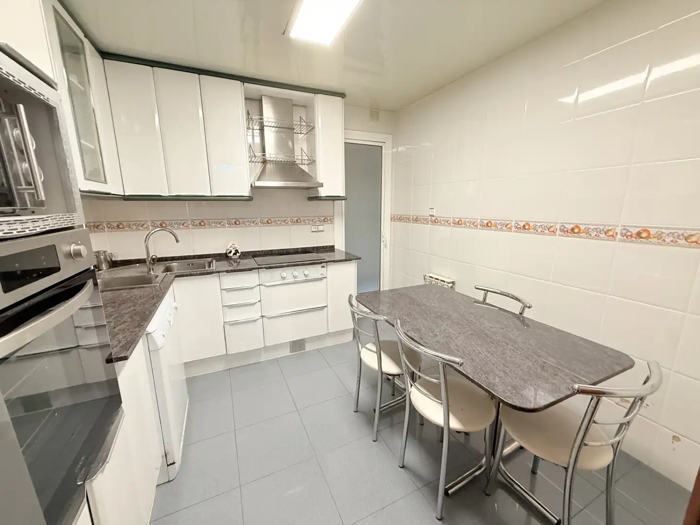 Cocina de Planta baja en venta en Badalona con Aire acondicionado, Calefacción y Jardín privado
