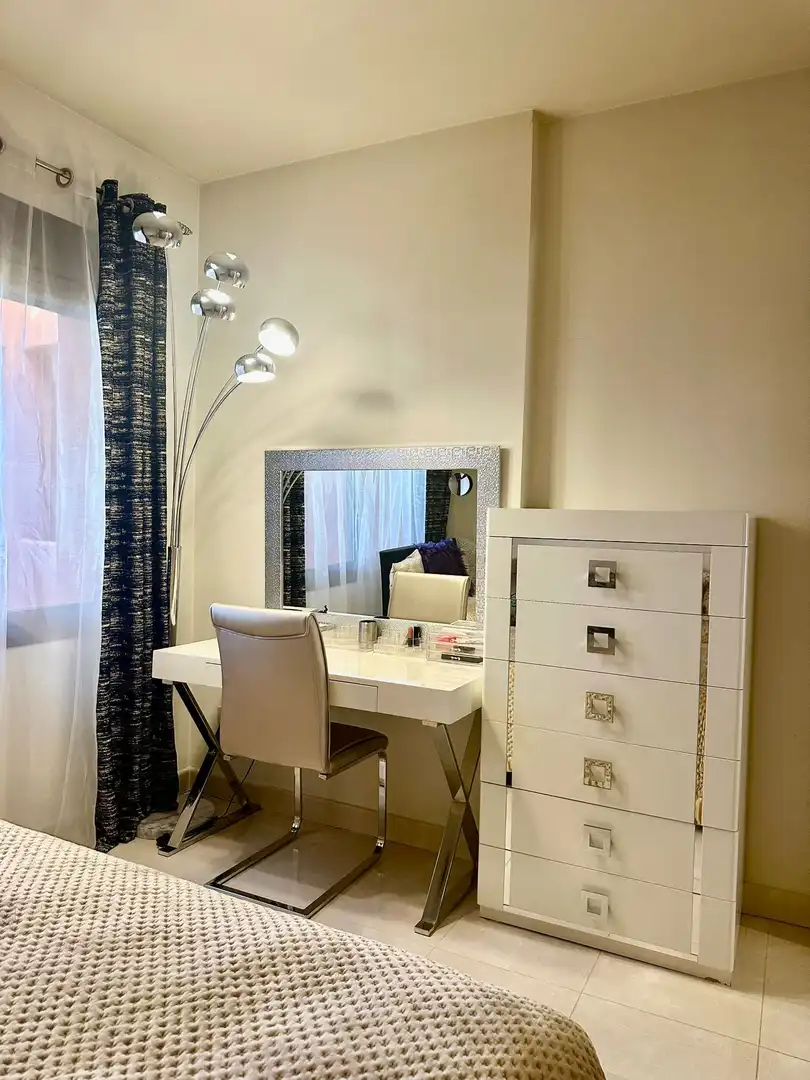 Habitación de Apartamento de alquiler en Estepona con Aire acondicionado, Terraza y Piscina