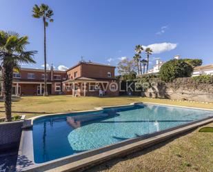 Vista exterior de Finca rústica en venda en Vilanova i la Geltrú amb Aire condicionat, Calefacció i Jardí privat