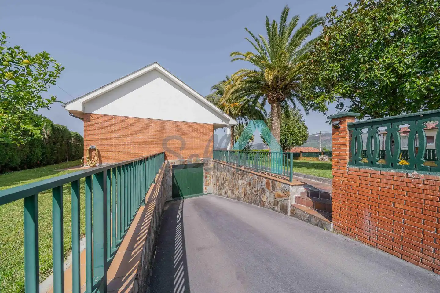 Vista exterior de Casa o xalet en venda en Oviedo  amb Calefacció, Jardí privat i Parquet