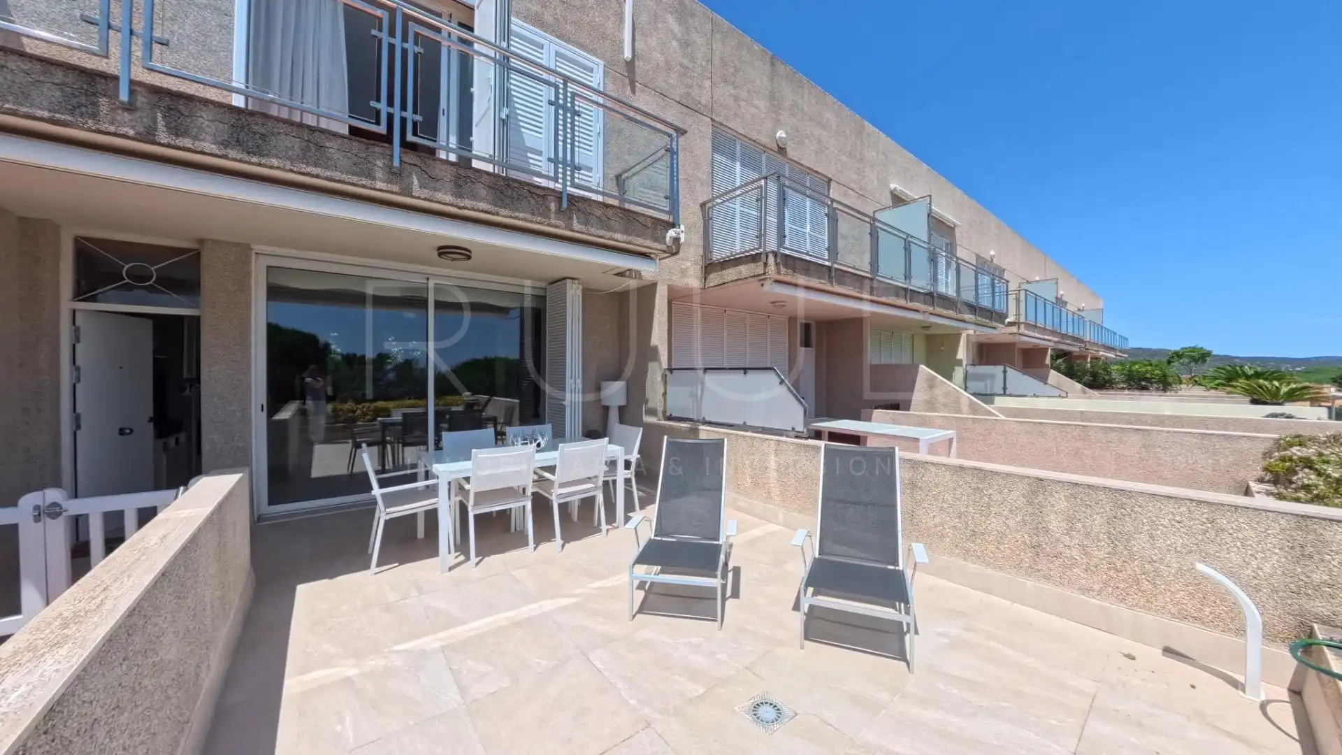 Terrasse von Einfamilien-Reihenhaus zur Miete in Sant Feliu de Guíxols mit Klimaanlage, Heizung und Privatgarten