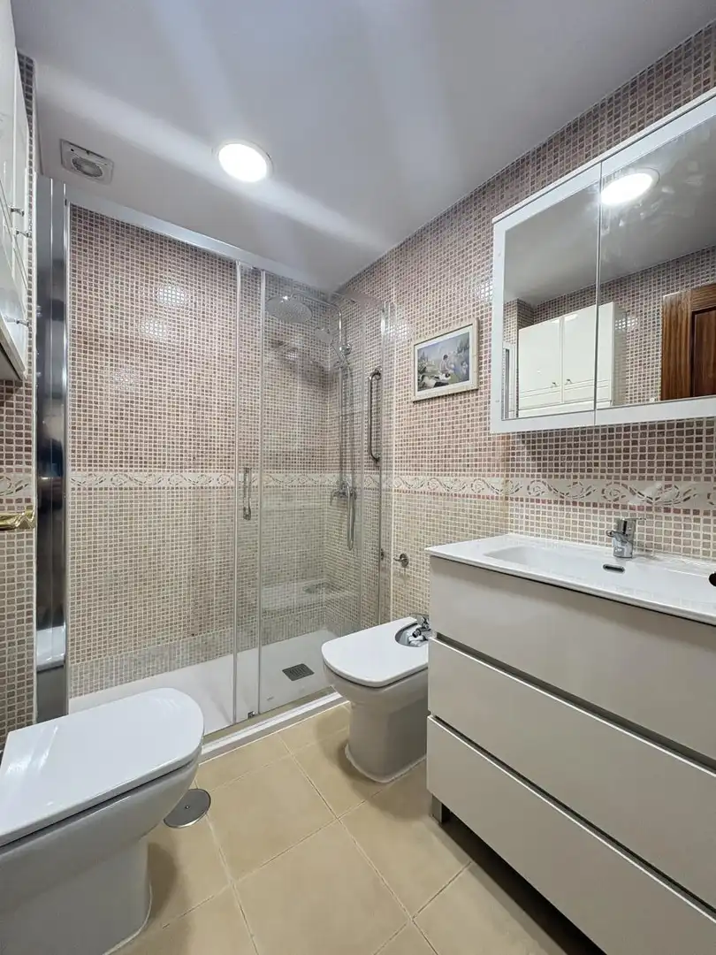 Badezimmer von Wohnung zur Miete in Madrid mit Klimaanlage, Heizung und Parkett