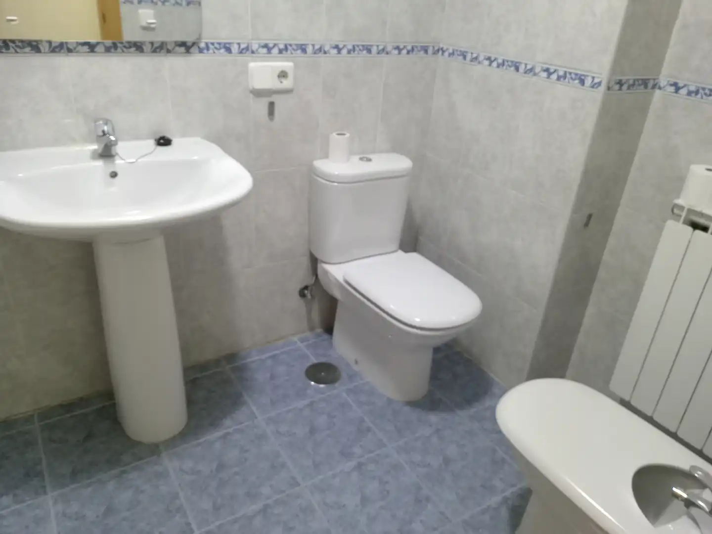 Baño de Piso de alquiler en Carbajosa de la Sagrada con Calefacción, Trastero y Horno