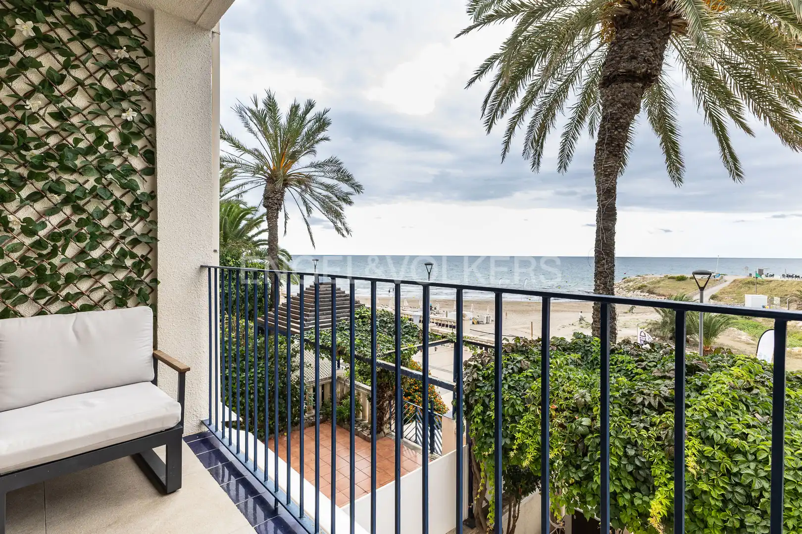 Vista exterior de Pis de lloguer en Sitges amb Aire condicionat, Calefacció i Terrassa