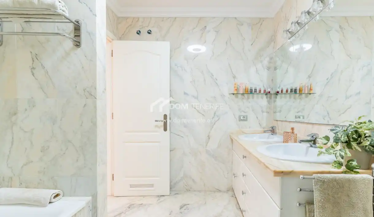 Baño de Piso de alquiler en Santiago del Teide con Terraza, Trastero y Piscina