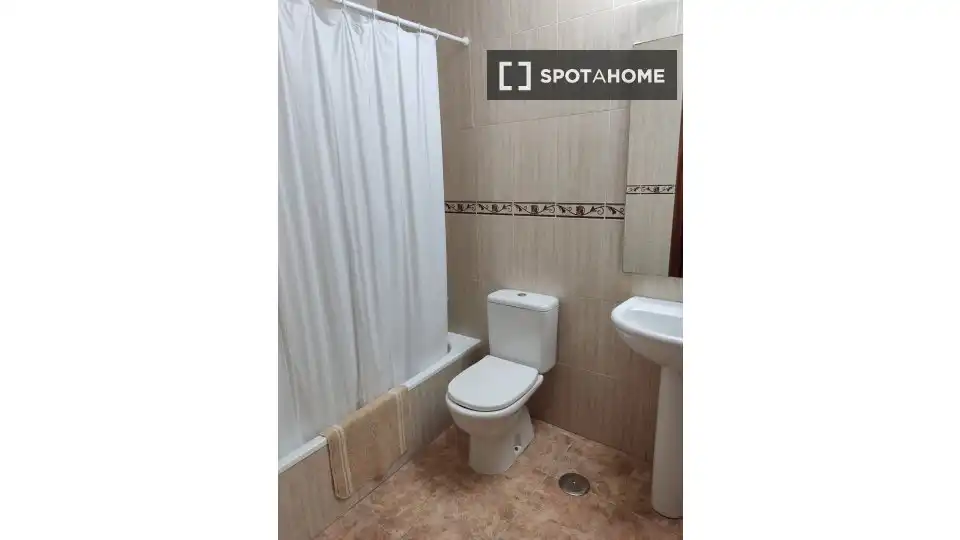 Bany de Apartament per a compartir en Cádiz amb Aire condicionat, Terrassa i Moblat