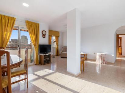 Sala d'estar de Apartament en venda en Torrevieja amb Aire condicionat, Piscina i Moblat