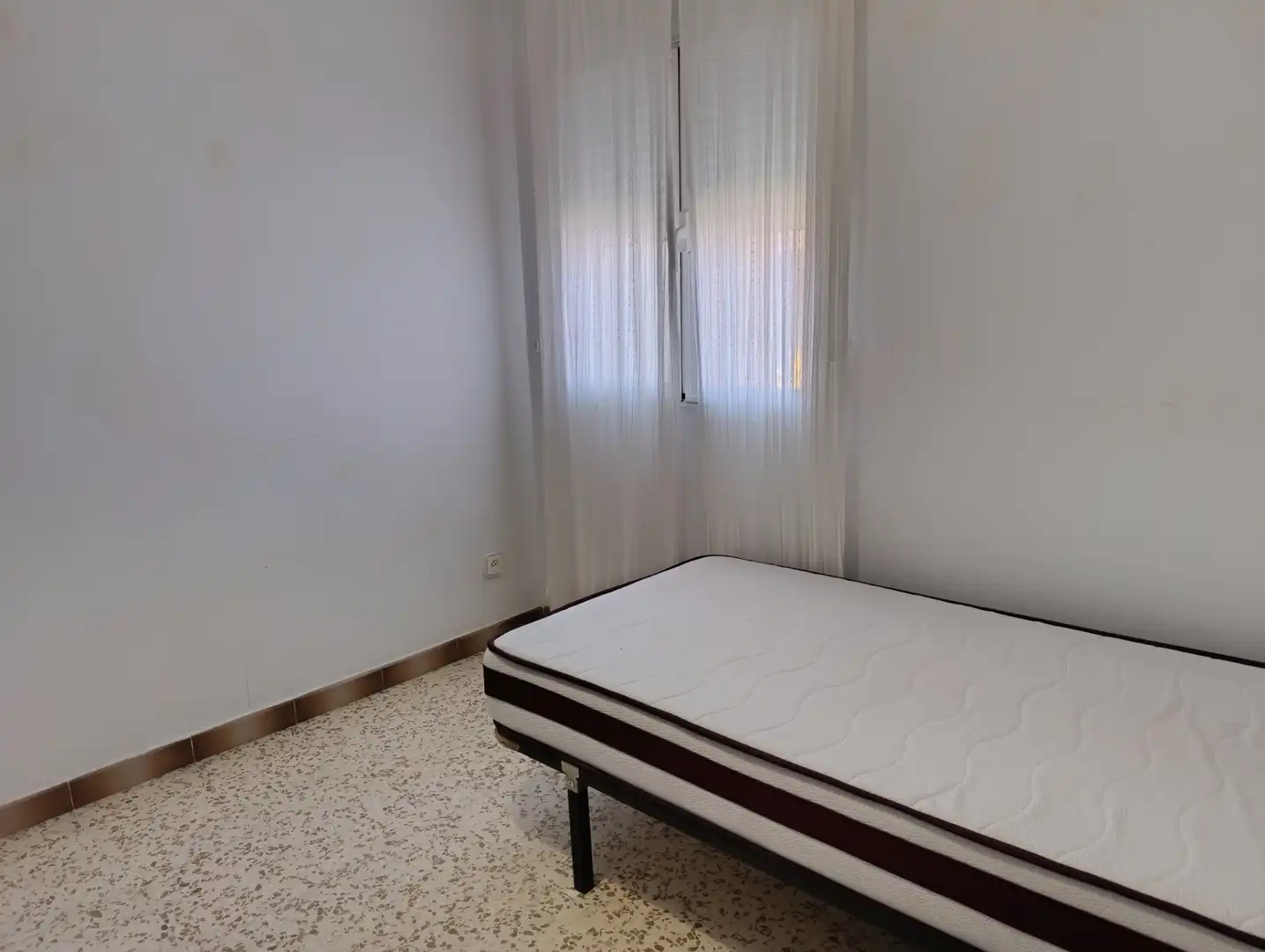 Habitación de Piso de alquiler en Dos Hermanas con Aire acondicionado, Terraza y Amueblado