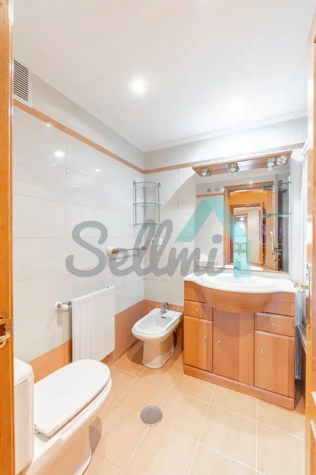 Baño de Piso en venta en Oviedo  con Calefacción, Parquet y Trastero