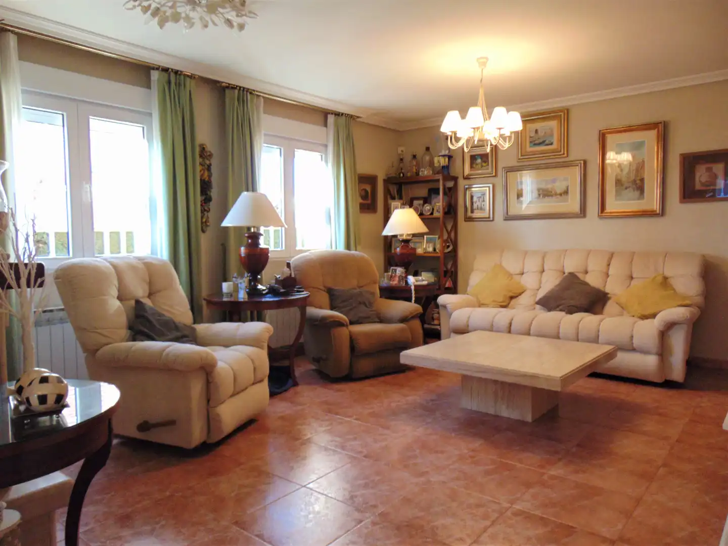 Sala d'estar de Casa o xalet en venda en Colmenar Viejo amb Aire condicionat, Calefacció i Jardí privat