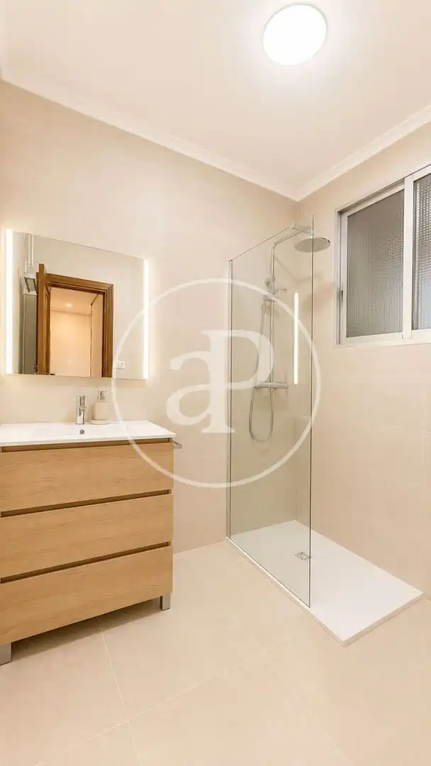 Bathroom of Flat for rent in Valencia  with Air Conditioner, Heating and Balcony