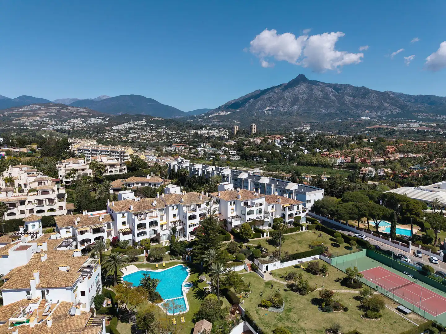Vista exterior de Apartament en venda en Marbella amb Aire condicionat, Terrassa i Piscina