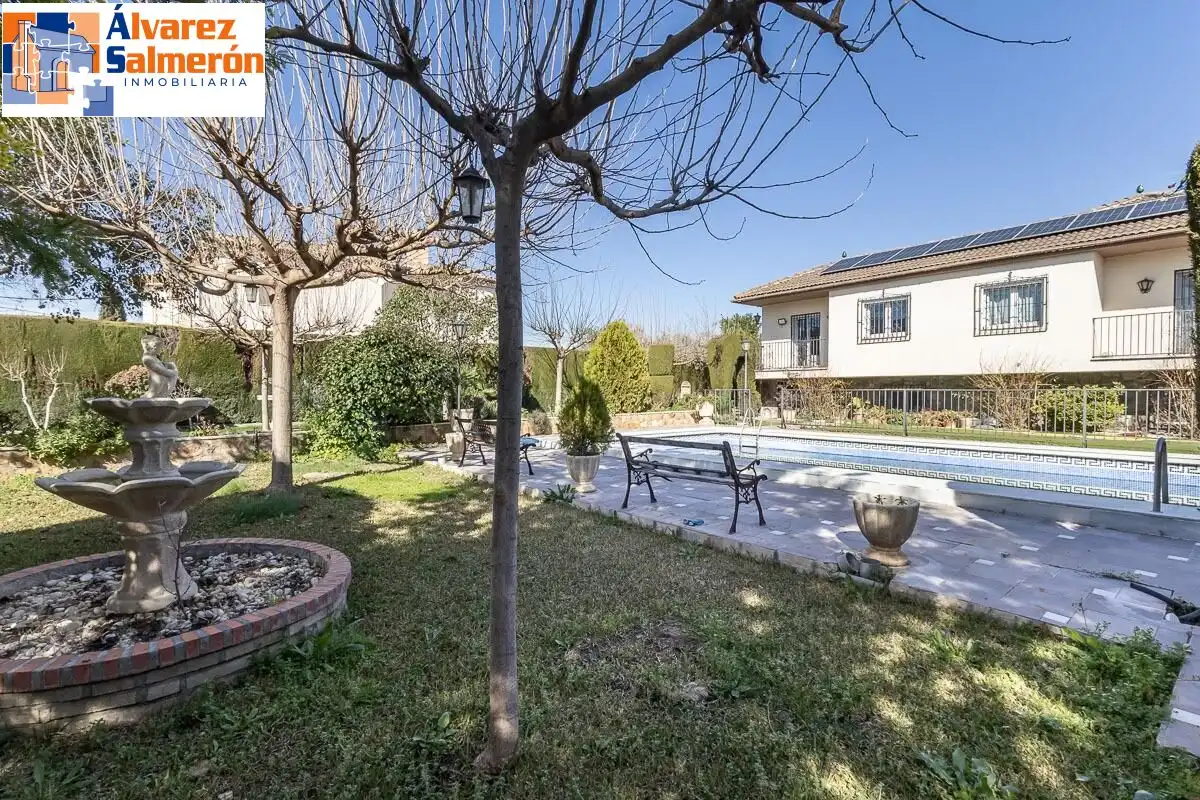 Chalet con piscina en venta en Atarfe, imagen 2
