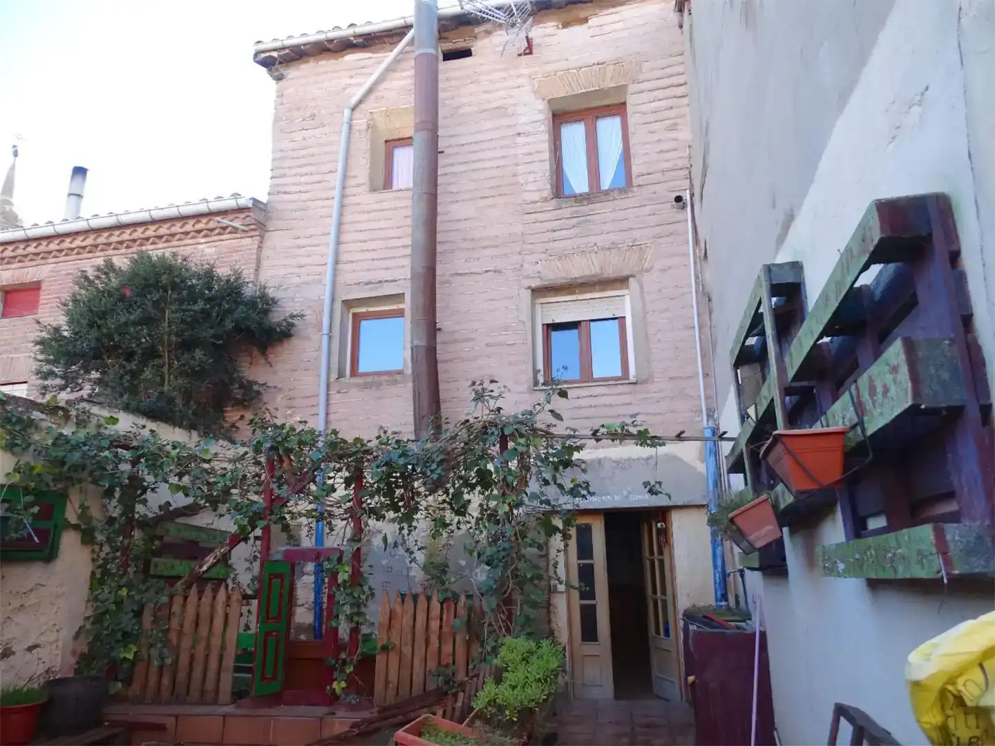 Vista exterior de Casa adosada en venda en Grañón amb Jardí privat, Traster i Moblat