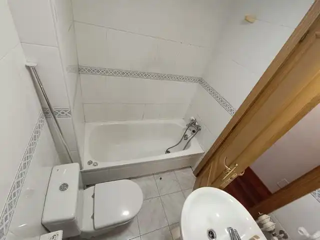 Bathroom of Flat for rent in Santiago de Compostela   with Heating, Furnished and Oven