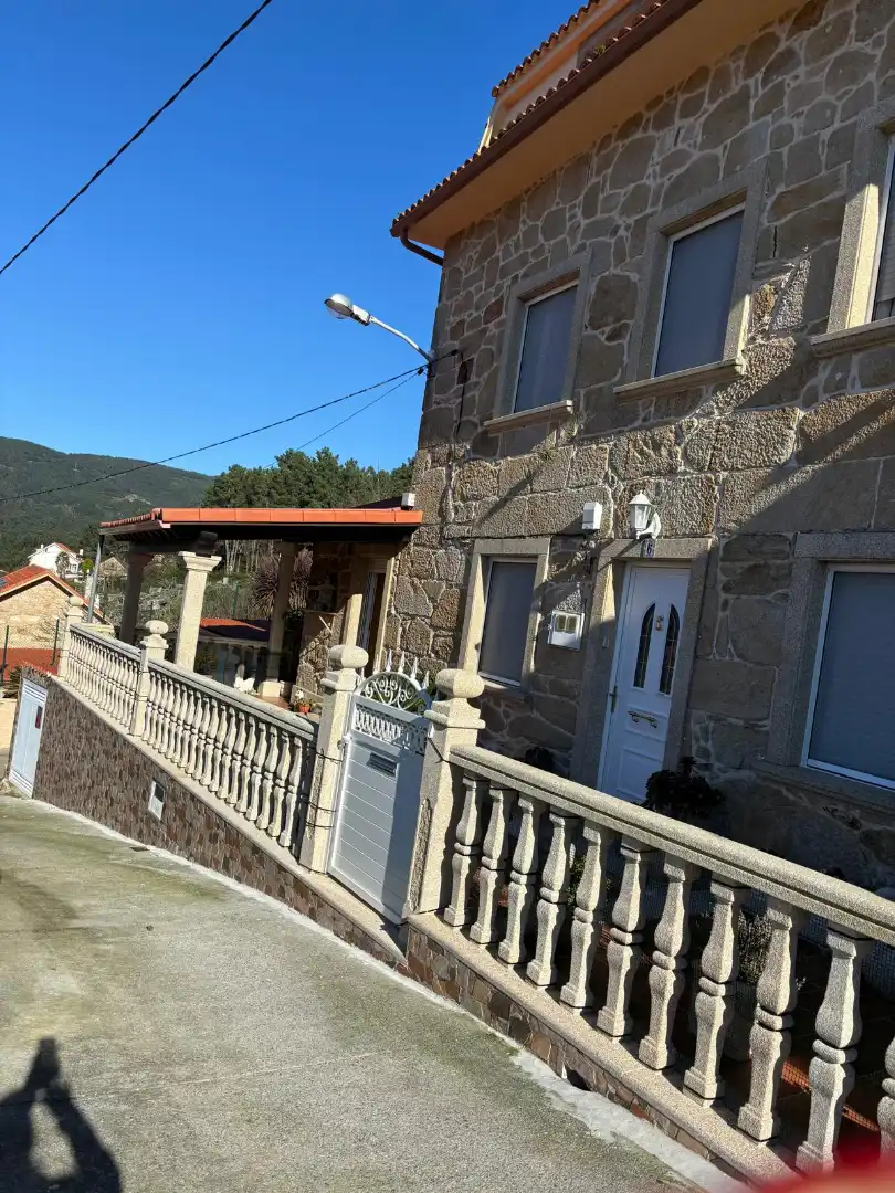 Vista exterior de Casa o xalet en venda en Muros amb Aire condicionat, Calefacció i Jardí privat