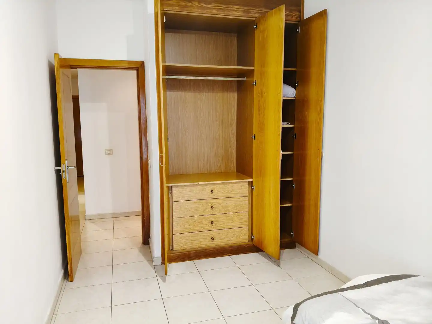 Dormitori de Pis de lloguer en Las Palmas de Gran Canaria amb Terrassa i Moblat
