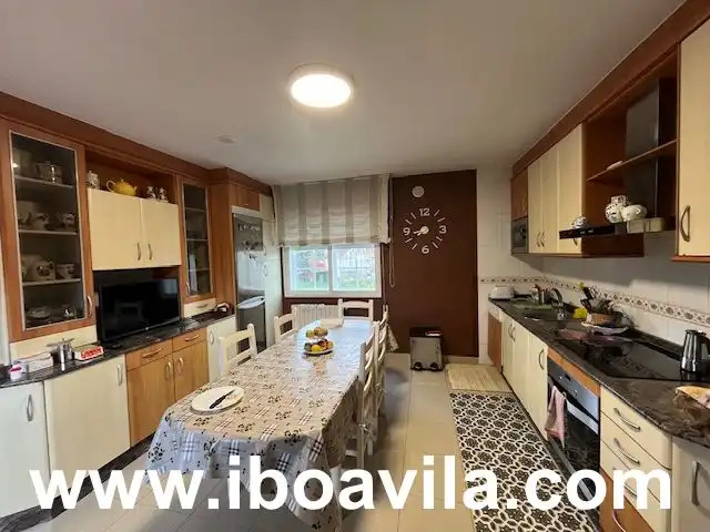 Cuina de Casa o xalet en venda en Pontevedra Capital  amb Calefacció, Jardí privat i Terrassa