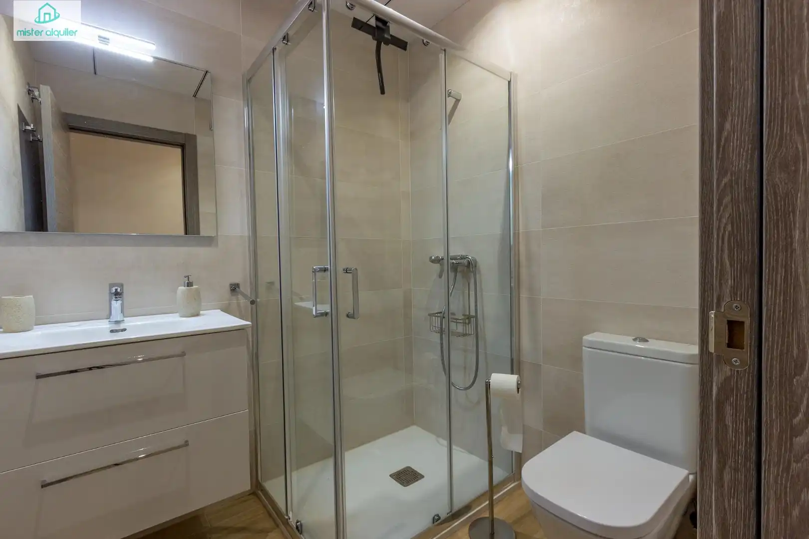 Baño de Planta baja de alquiler en El Campello con Aire acondicionado, Calefacción y Jardín privado