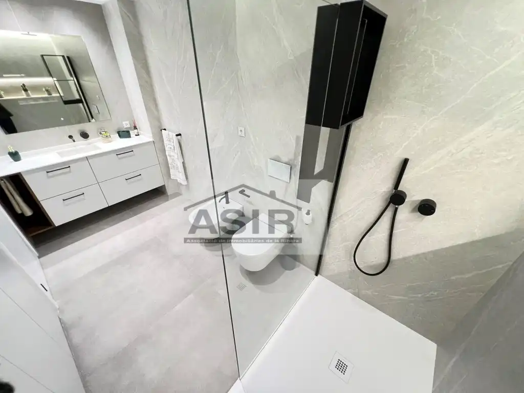Bathroom of Houses for sale in Algemesí  with Air Conditioner and Swimming Pool