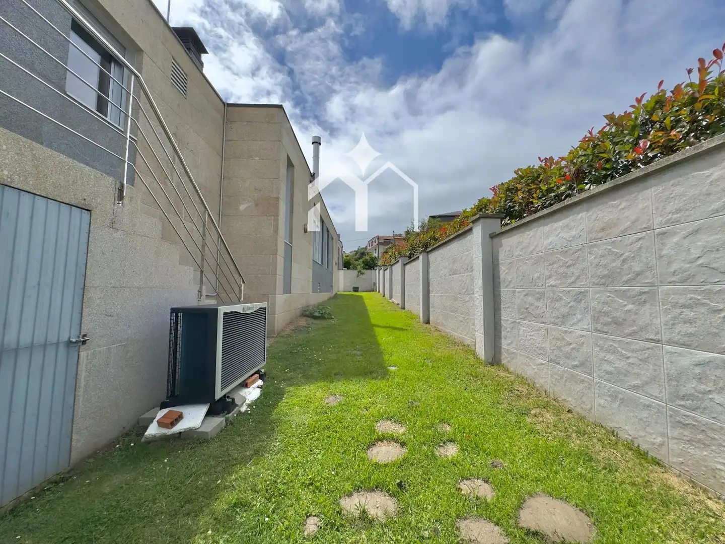 Vista exterior de Casa o xalet en venda en Cangas  amb Calefacció, Parquet i Terrassa
