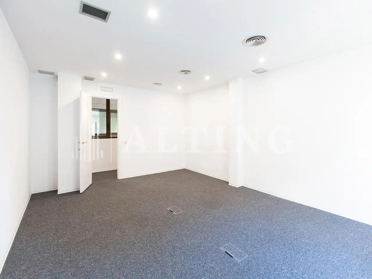 Office space with lift to rent in Catalunya, imagen 35