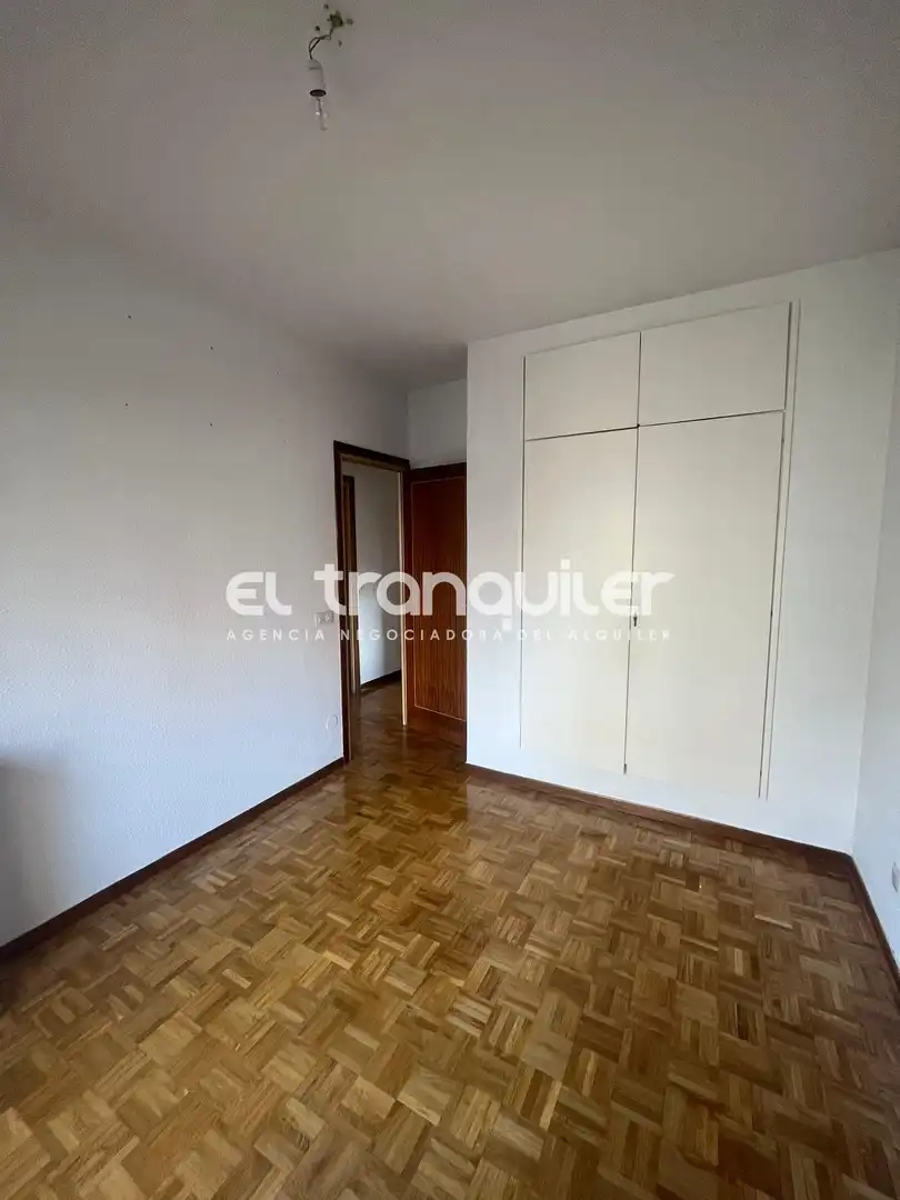 Bedroom of Flat for rent in Madrid  with Parquet flooring, Terrace and Washing machine