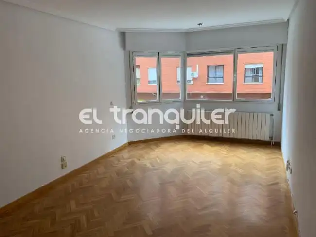 Living room of Flat for sale in Madrid  with Parquet flooring and Swimming Pool