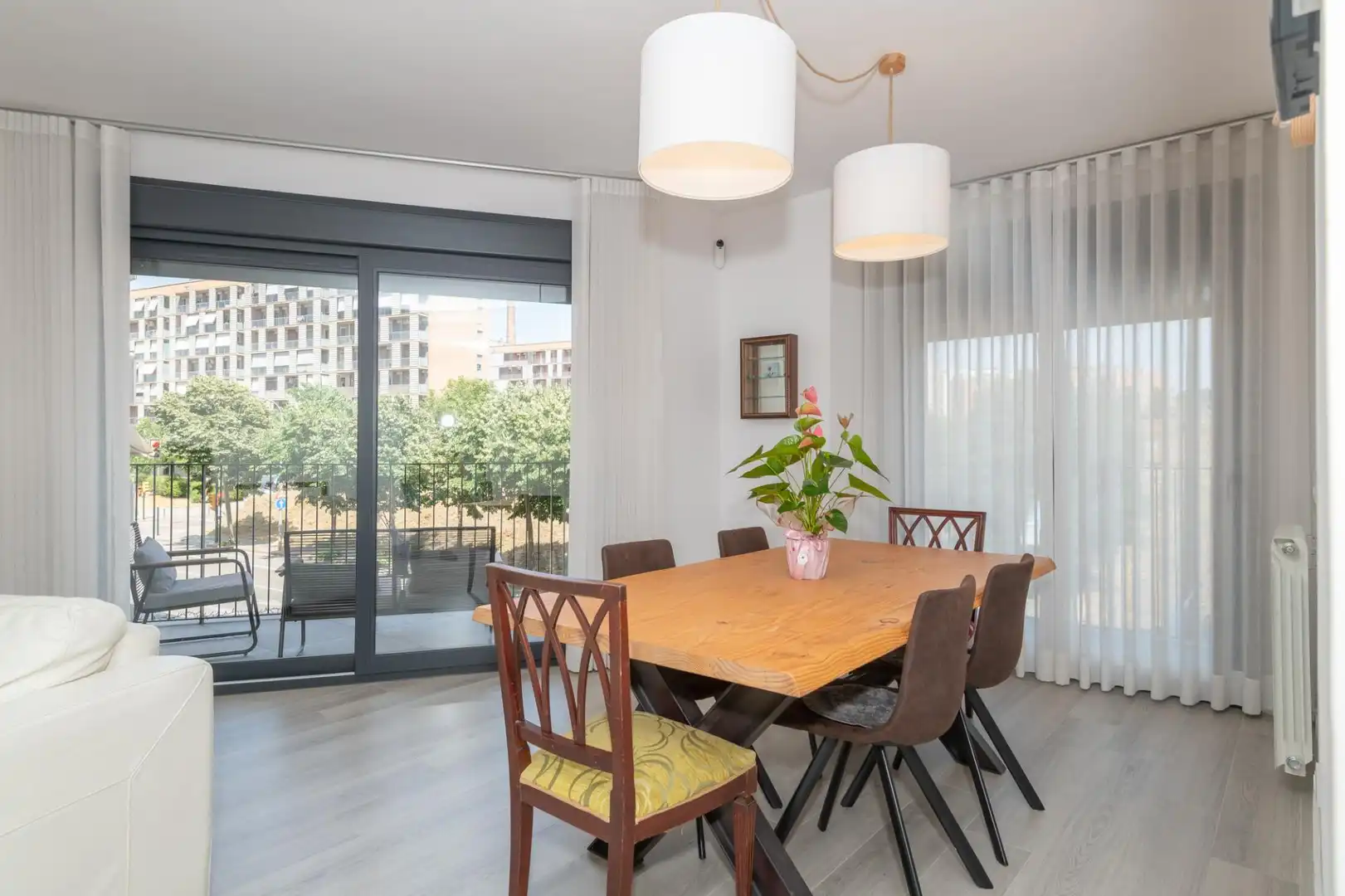 Menjador de Apartament de lloguer en Girona amb Parquet i Piscina comunitària