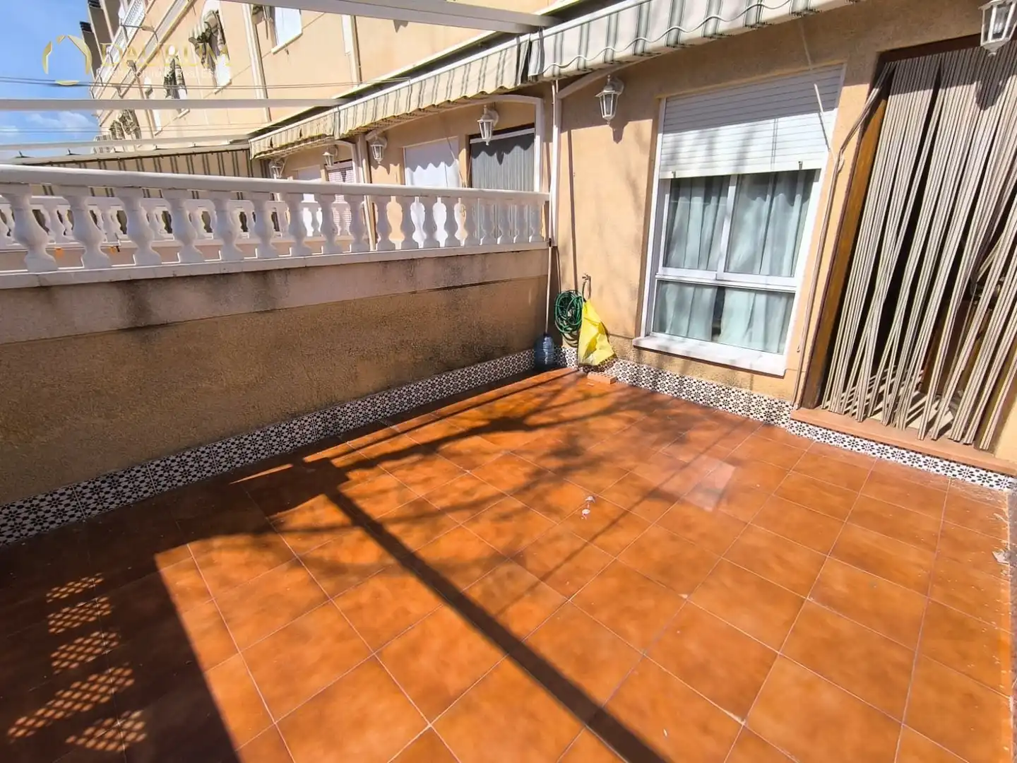 Terrasse von Einfamilien-Reihenhaus zum Verkauf in Santa Pola mit Klimaanlage, Heizung und Privatgarten