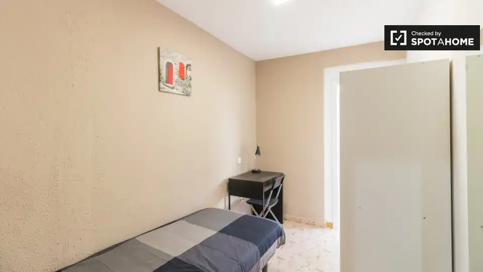 Room in El Camp de l'Arpa del Clot