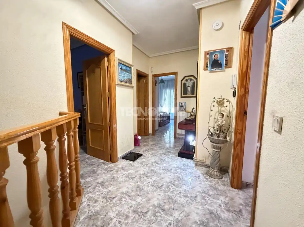 Casa aparellada amb terrassa en venda a C. la Virgen, imagen 9