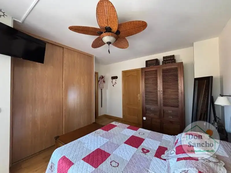 Habitación de Casa adosada en venta en Cabezón de Pisuerga con Calefacción, Jardín privado y Terraza