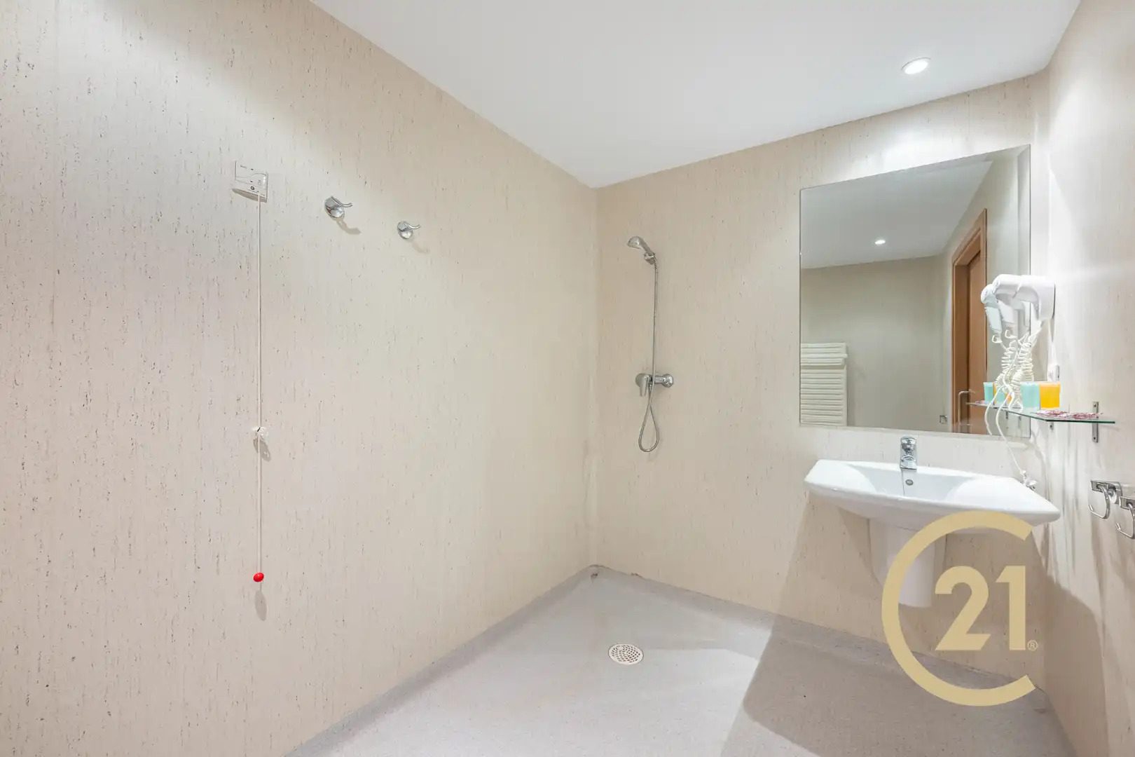 Bathroom of Buildings for sale in Estepona  with Community pool