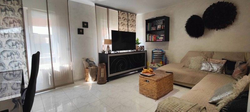 Sala d'estar de Casa adosada en venda en Santovenia de la Valdoncina amb Calefacció, Parquet i Terrassa