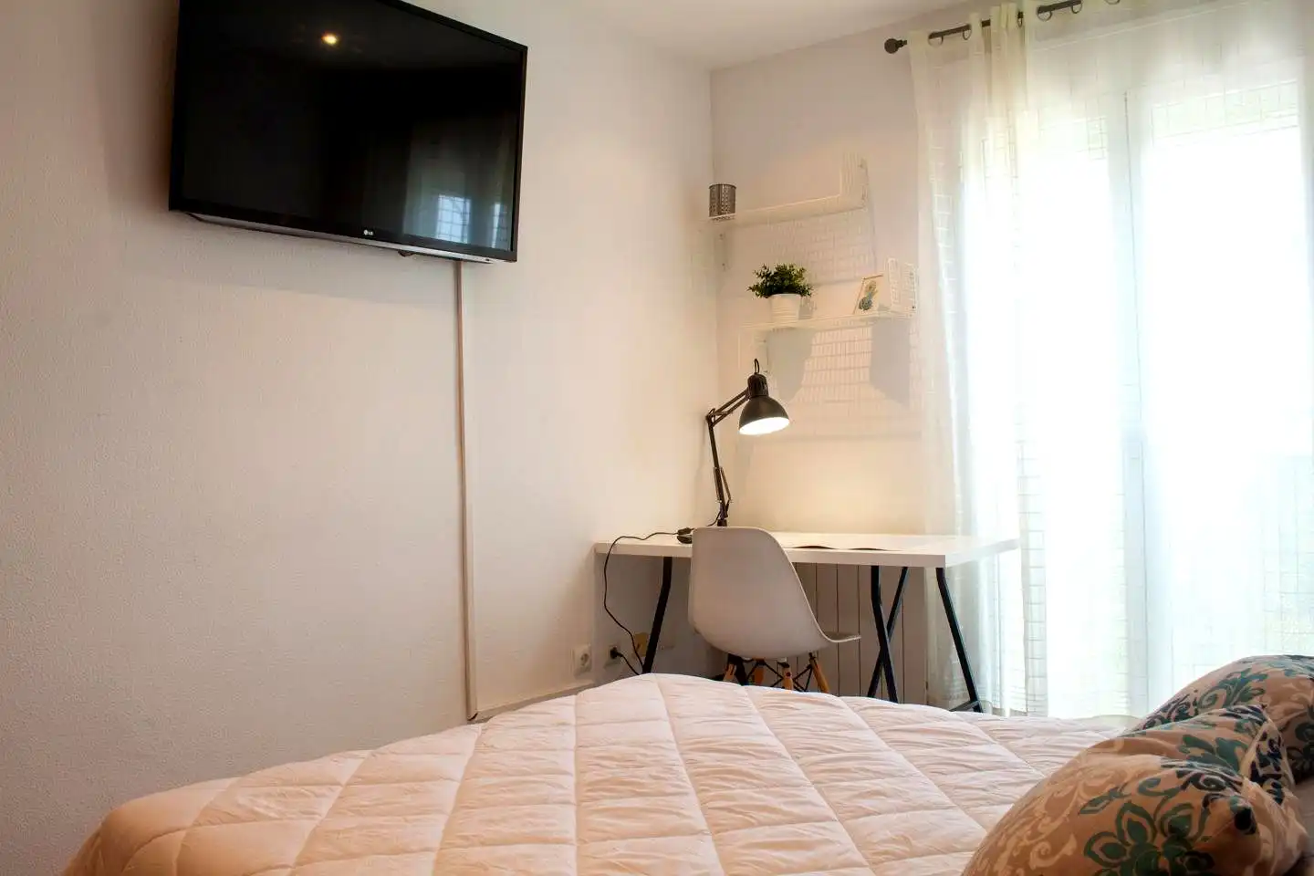 Dormitori de Apartament de lloguer en Valencia amb Aire condicionat, Moblat i Balcó
