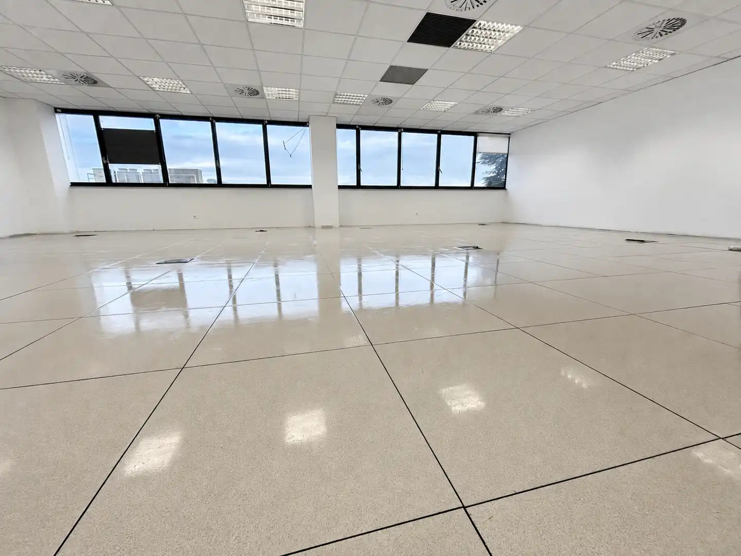 Office space with lift to rent in Polígono Parque Empresarial la Muga 11, imagen 3