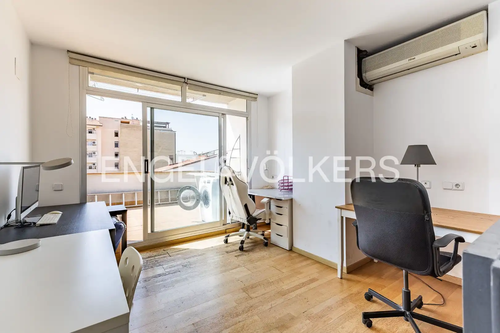 Casa adosada en venta en Sabadell con Calefacción, Terraza y Balcón
