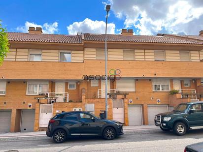 Vista exterior de Casa adosada en venda en Guadalajara Capital amb Terrassa i Piscina