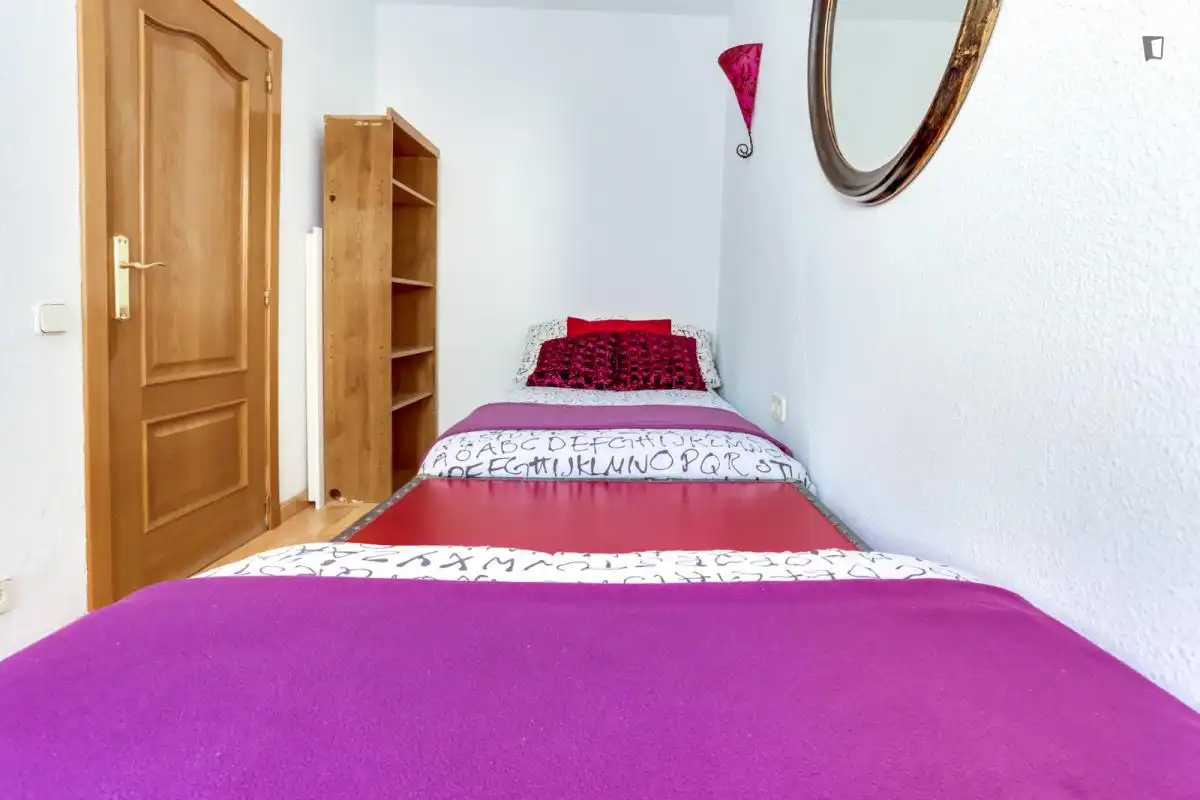 Dormitori de Apartament de lloguer en Madrid amb Aire condicionat, Moblat i Rentadora