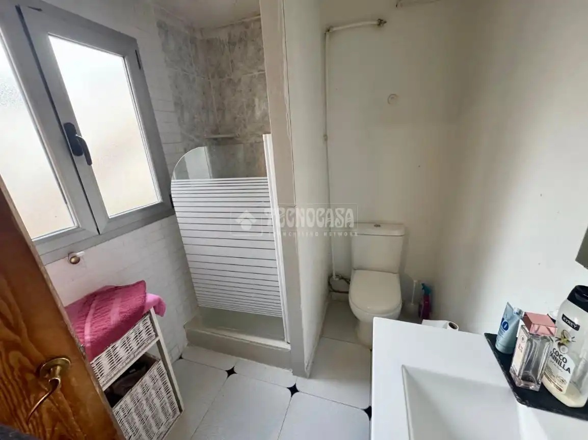 Badezimmer von Einfamilien-Reihenhaus zum Verkauf in Paterna mit Klimaanlage, Privatgarten und Abstellraum