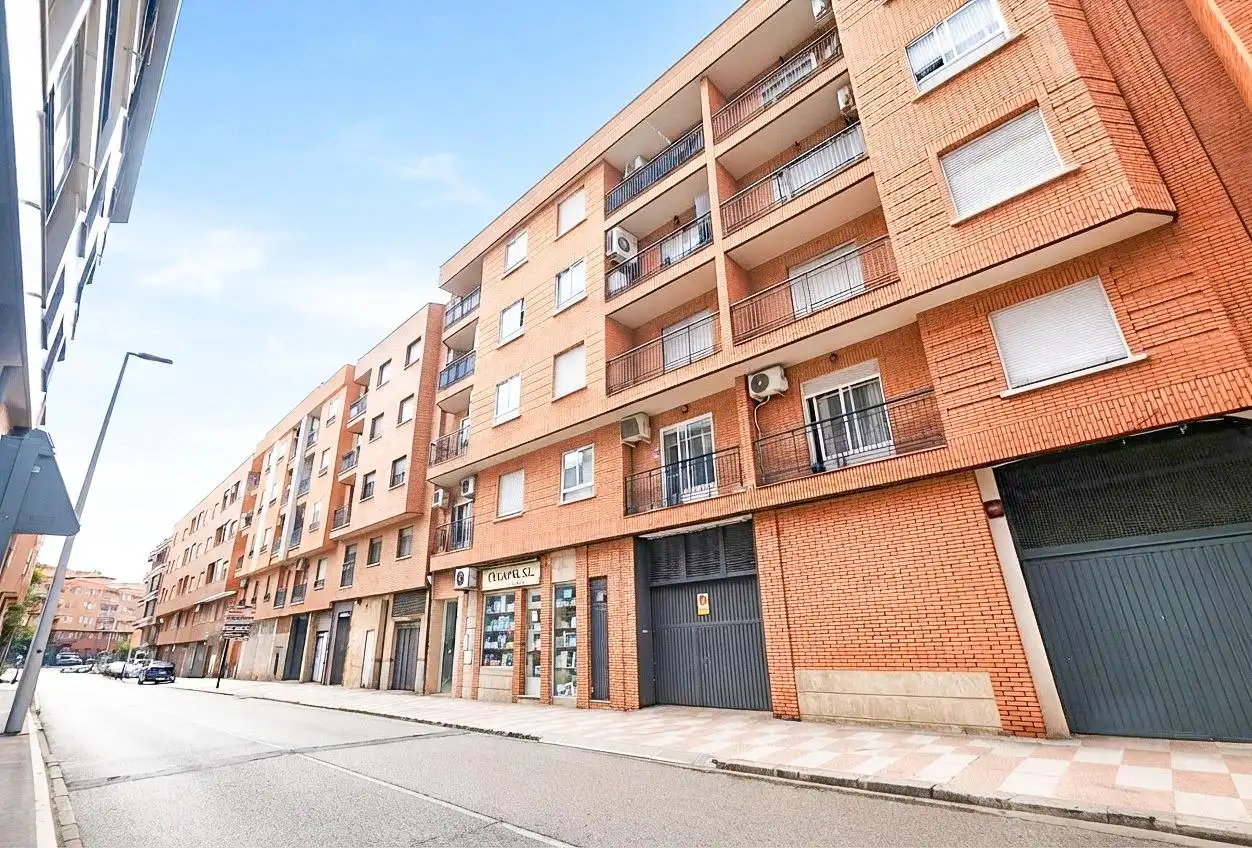 Vista exterior de Pis en venda en Puertollano amb Calefacció, Terrassa i Balcó