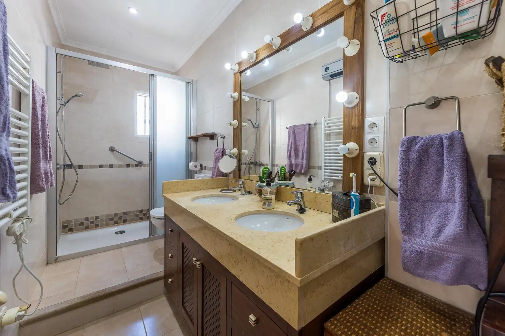 Badezimmer von Einfamilien-Reihenhaus zum Verkauf in Ses Salines mit Klimaanlage, Heizung und Terrasse